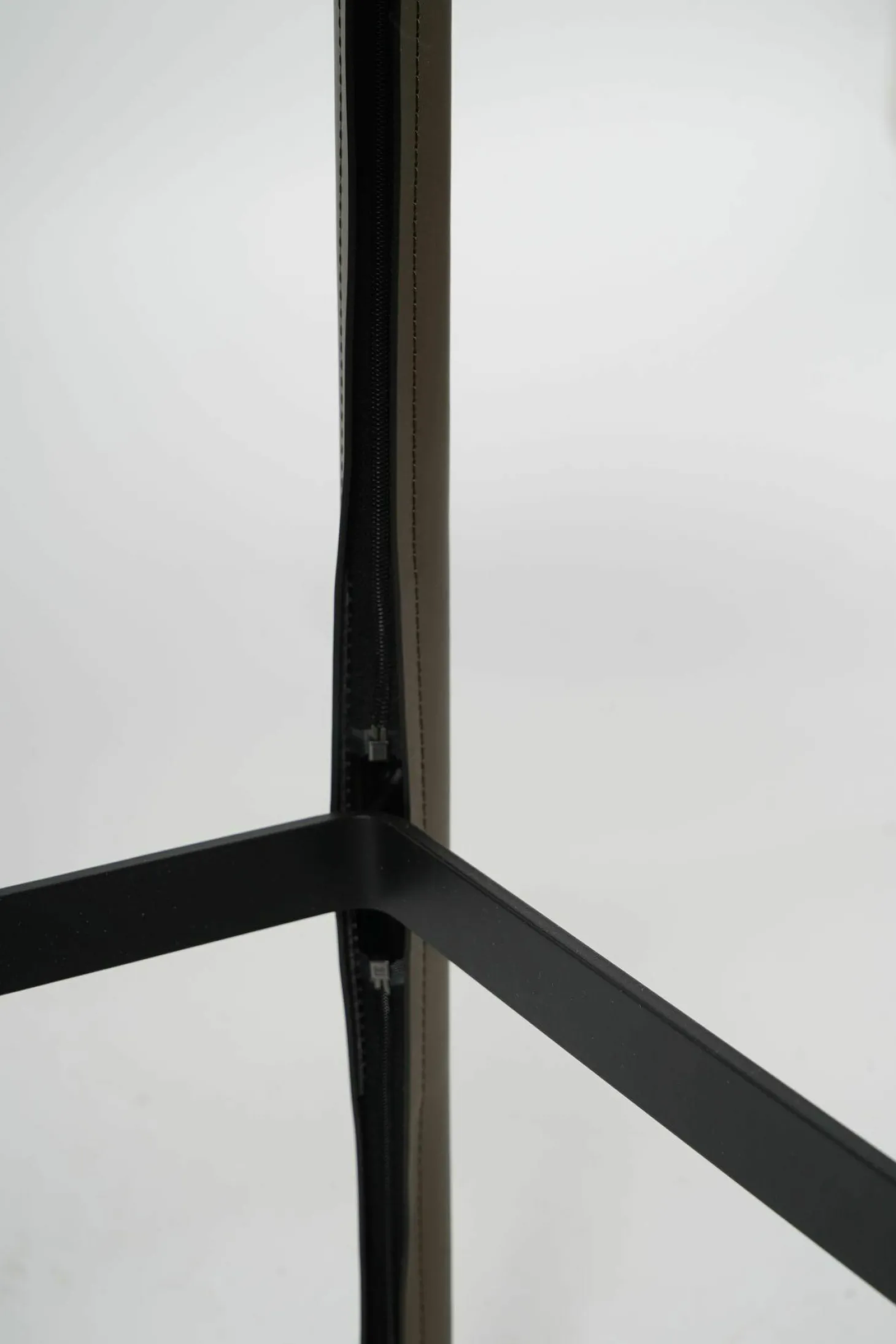 Barhocker Saddle Chair Hoch 1246 Khaki Gestell mit Leder bezogen