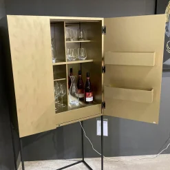 Barschrank 3900 Glattlack Gold Sockelrahmen Schwarz Matt