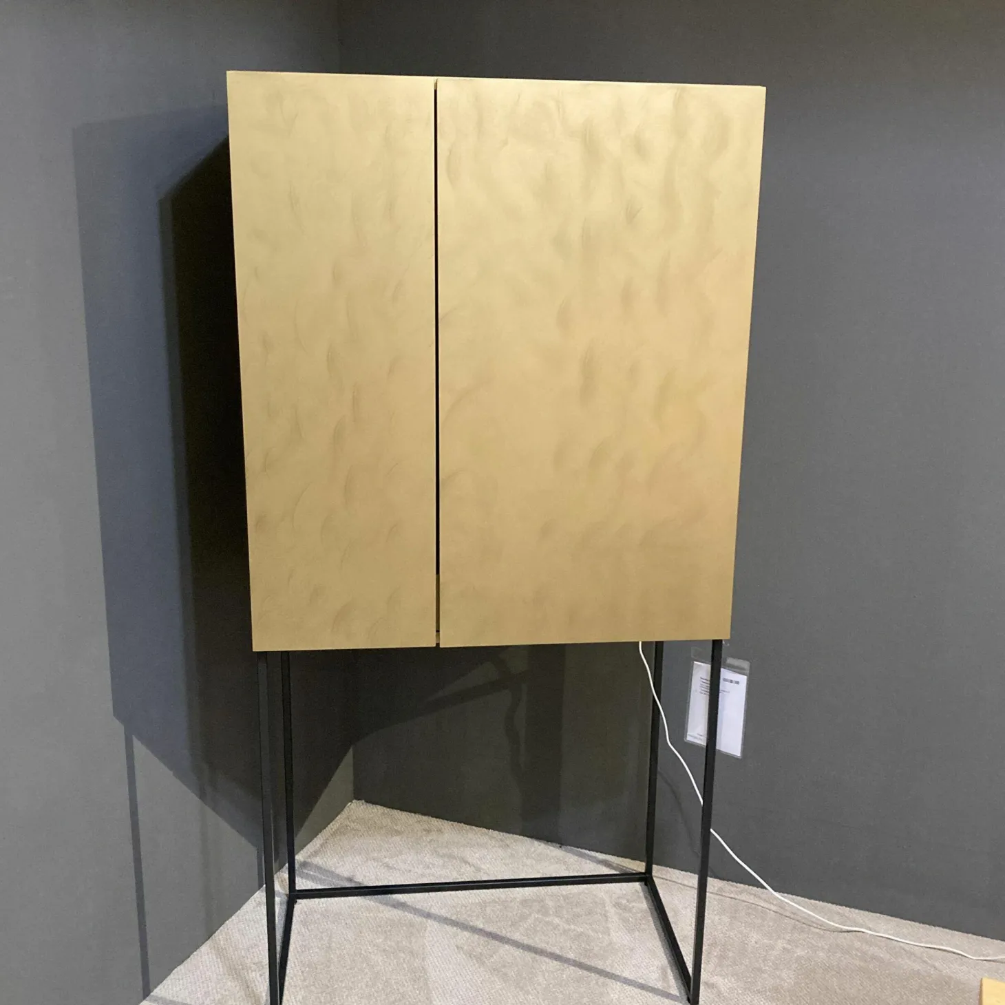 Barschrank 3900 Glattlack Gold Sockelrahmen Schwarz Matt