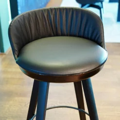 Barstuhl Romy Variante Uni Bezug Leder Sahara Ebony 60009 Holzgestell Eiche Schwarz WD002