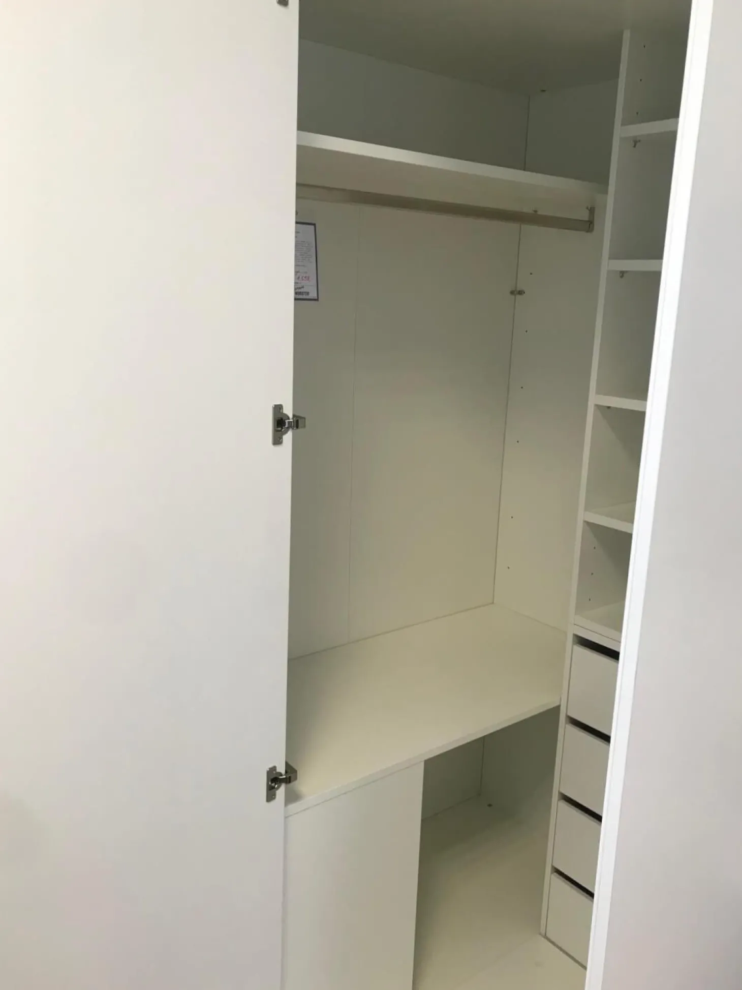 Begehbarer Eck-Kleiderschrank Modell ROOM X Reinweiß Kunststoff Melaminharzoberfläche Inklusive Beleuchtung