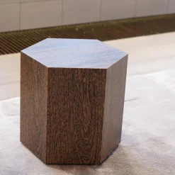 Beistelltisch Aeron Sechseckig Nerzfarbig Getöntes Sucupira Furnier Höhe 34cm