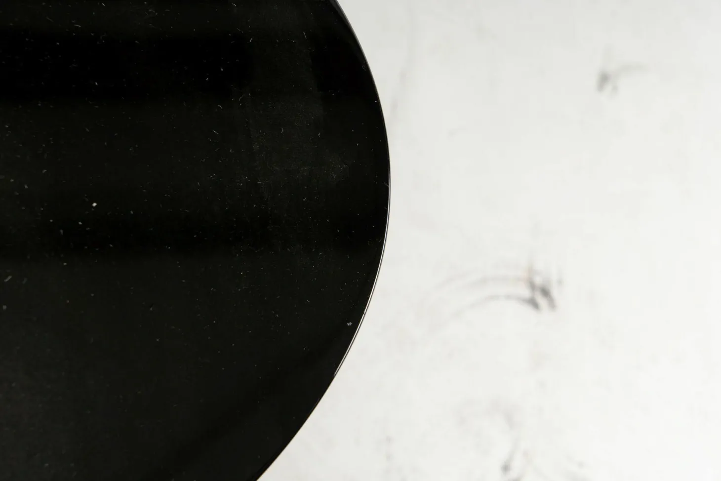 Beistelltisch Benson Platten Aus MDF Obere Platte Rund Metall Mit Gold-Finish Untere Platte Ellipsenförmig Mokkafarbig Braun