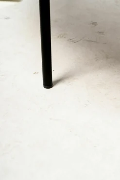 Beistelltisch Fishbone T40 Platte Sintetica Methacrylat Bunt Gestell Stahl Schwarz Matt Lackiert RAL 9005