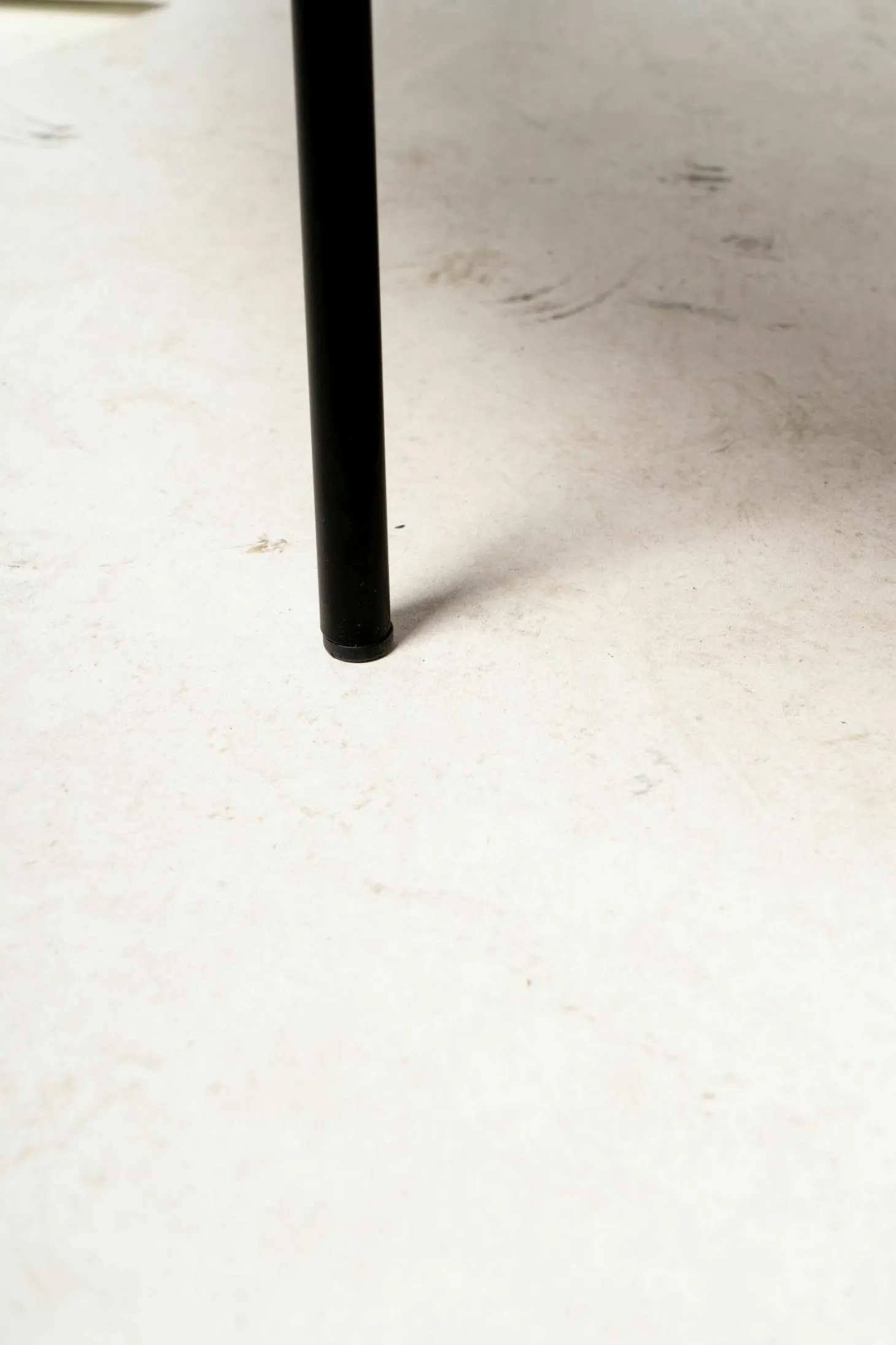 Beistelltisch Fishbone T40 Platte Sintetica Methacrylat Bunt Gestell Stahl Schwarz Matt Lackiert RAL 9005