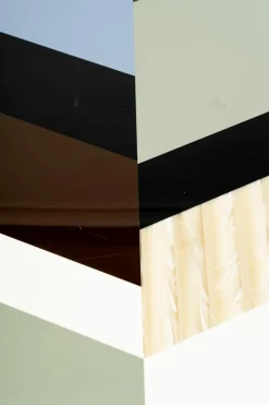 Beistelltisch Fishbone T40 Platte Sintetica Methacrylat Bunt Gestell Stahl Schwarz Matt Lackiert RAL 9005