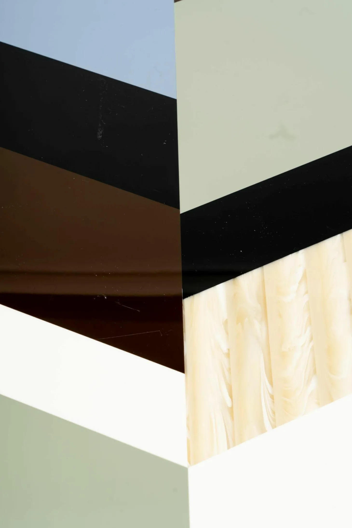 Beistelltisch Fishbone T40 Platte Sintetica Methacrylat Bunt Gestell Stahl Schwarz Matt Lackiert RAL 9005