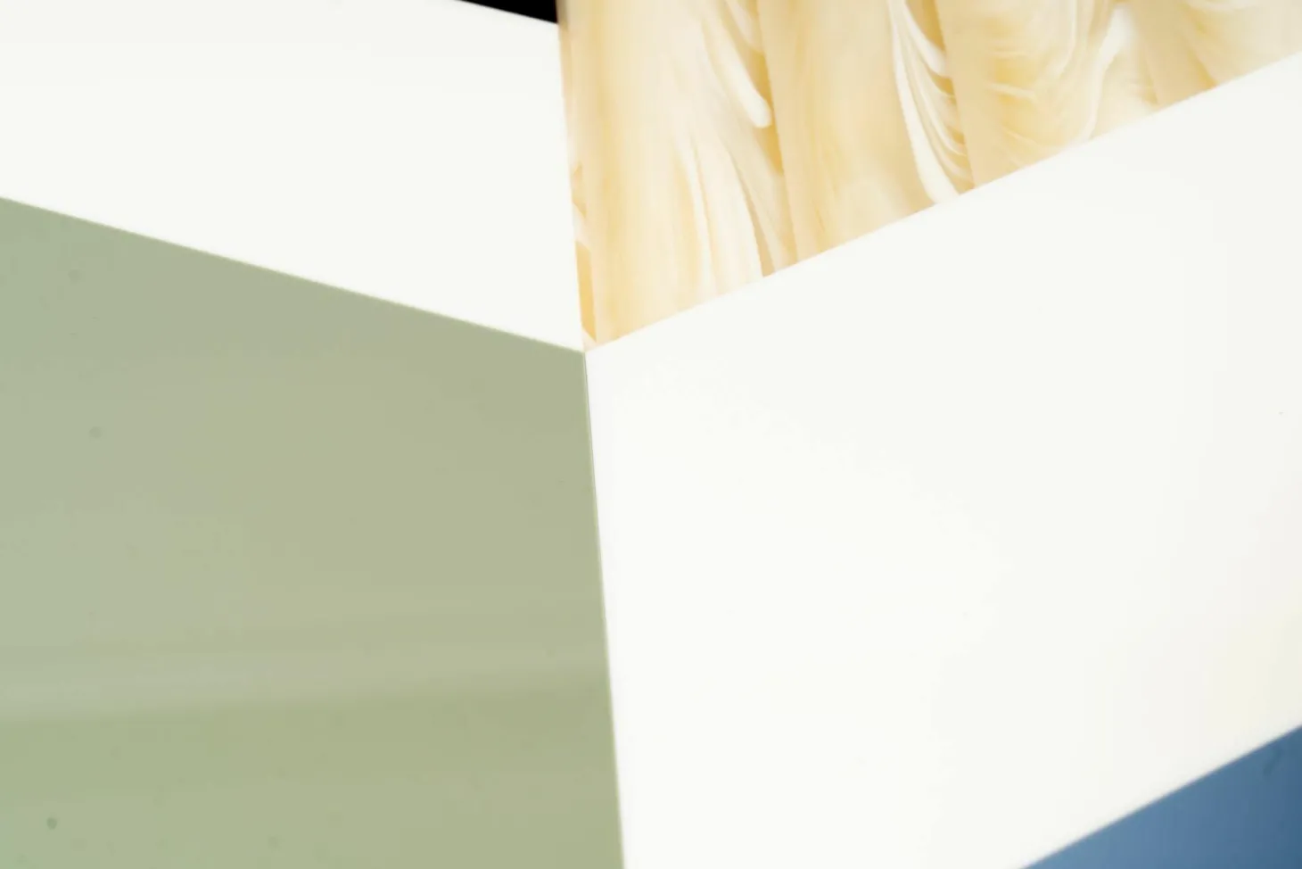 Beistelltisch Fishbone T40 Platte Sintetica Methacrylat Bunt Gestell Stahl Schwarz Matt Lackiert RAL 9005