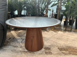 Beistelltisch Foster Rund Platte Stahl Matt Pulverbeschichtet Bronze Schwarz Säulenfuß Nussbaum Massiv Geölt