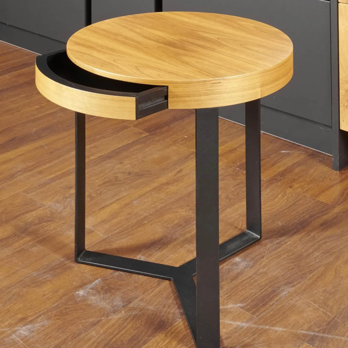 Beistelltisch Harry Walnuss Teilmassiv Furniert Gestell Eisen Schwarz Pulverbeschichtet