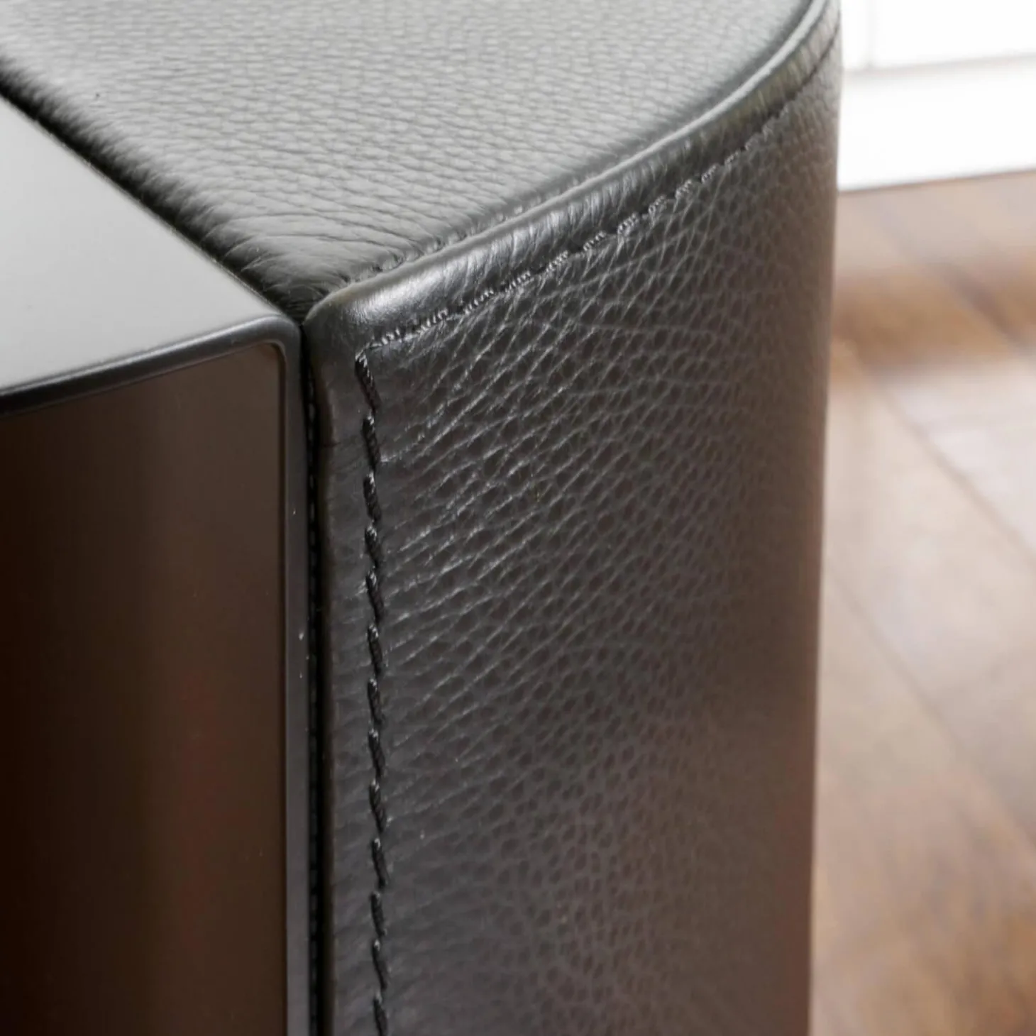 Beistelltisch Hoch 61 Bezug Leder 28 Living 11 Black Gestell Stahl Schwarz Beschichtet