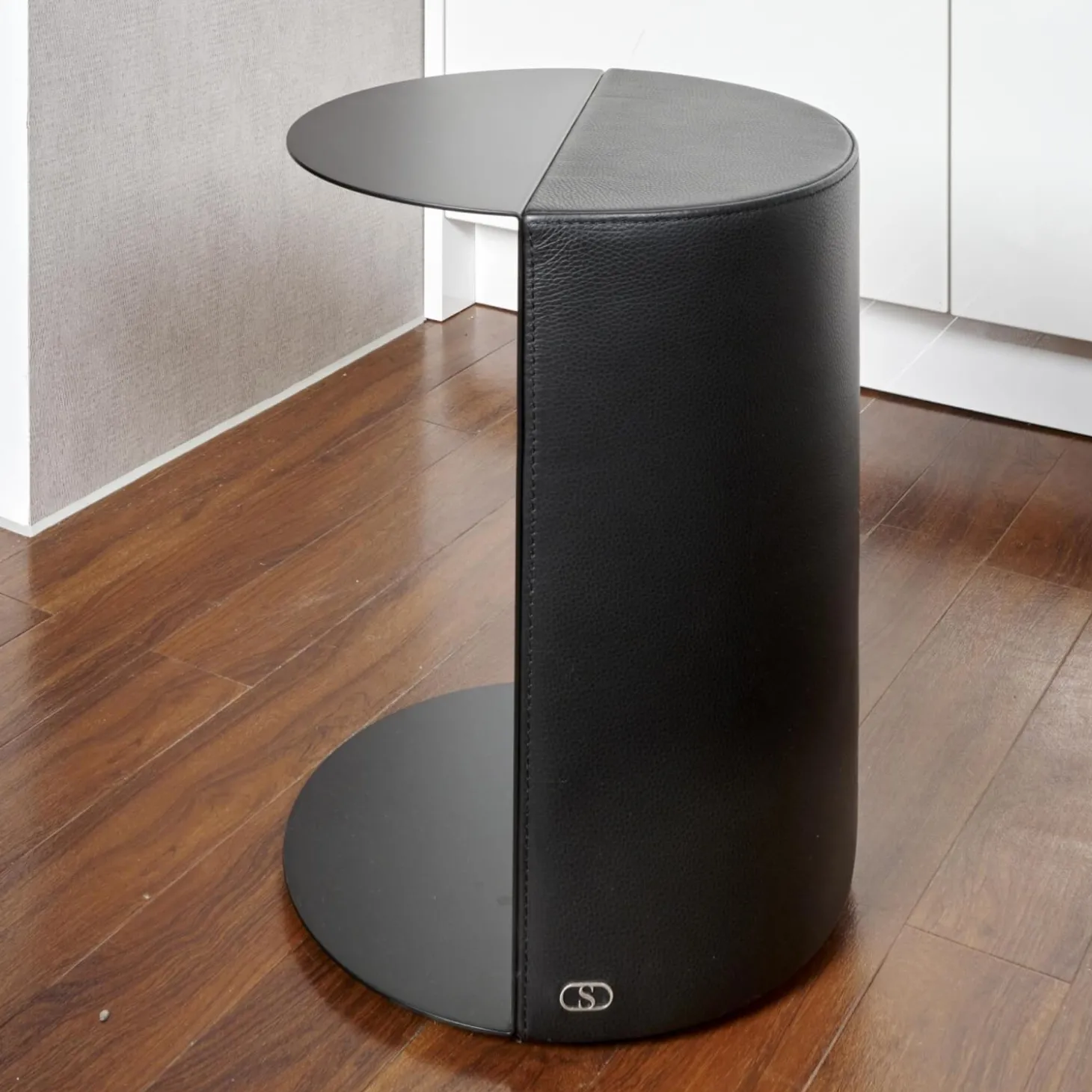 Beistelltisch Hoch 61 Bezug Leder 28 Living 11 Black Gestell Stahl Schwarz Beschichtet