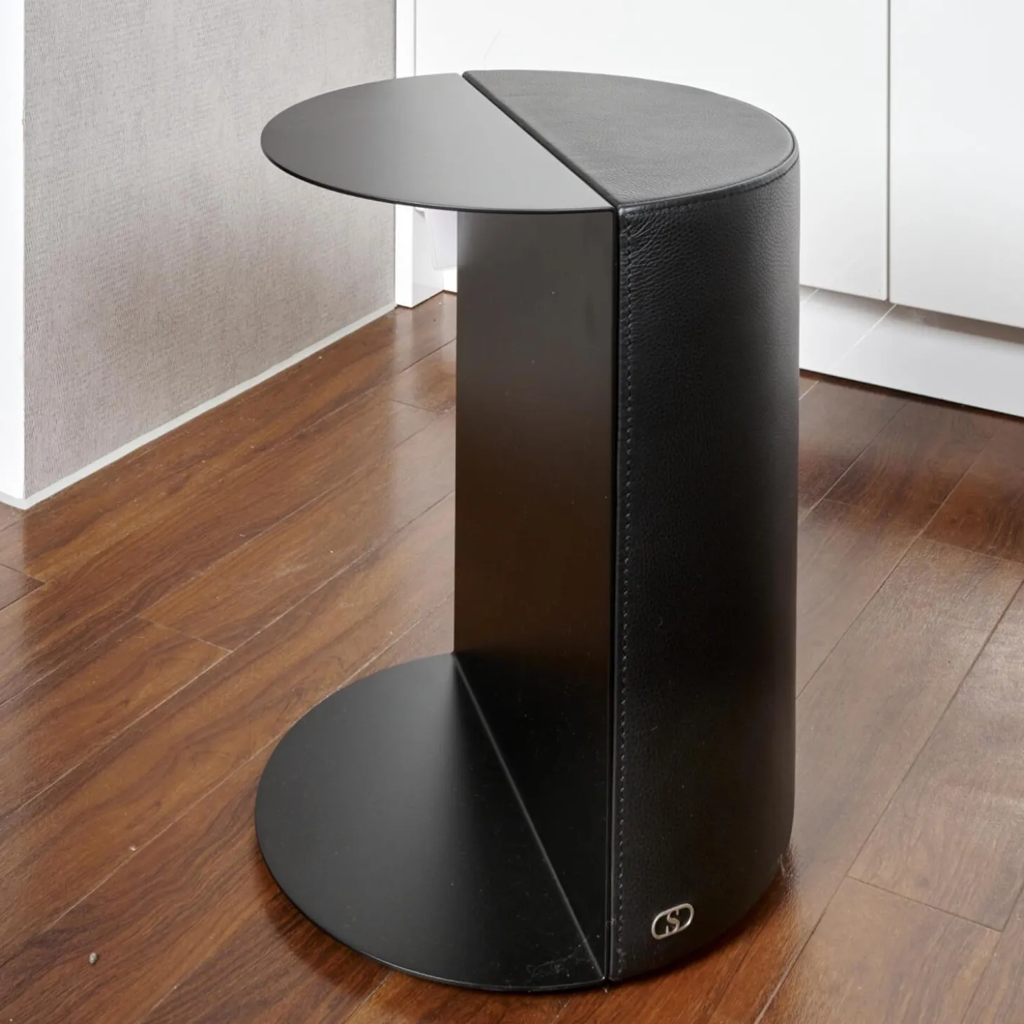 Beistelltisch Hoch 61 Bezug Leder 28 Living 11 Black Gestell Stahl Schwarz Beschichtet