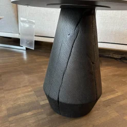 Beistelltisch Ivy Platte Stahlblech Dunkelgrau Strukturiert Massivholzkegel Brandeiche Schwarz Geölt