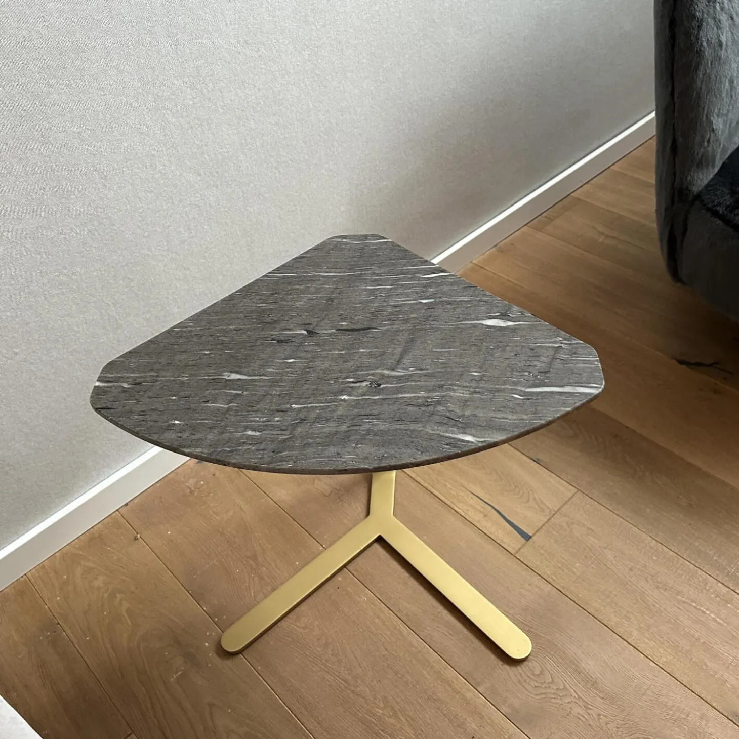 Beistelltisch Joy BW T 110 100 Platte Granit Grau Gestell Messingfarbig Matt