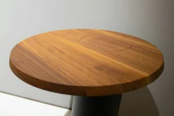 Beistelltisch Loup Groß Platte Nussbaum Fuß Metall Carbon mit Qi Ladefunktion