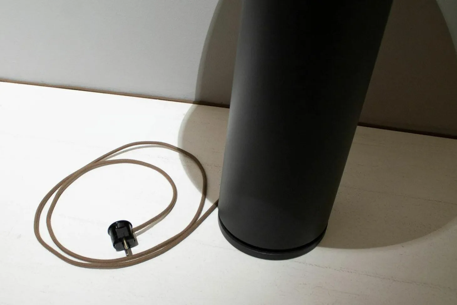 Beistelltisch Loup Groß Platte Nussbaum Fuß Metall Carbon mit Qi Ladefunktion