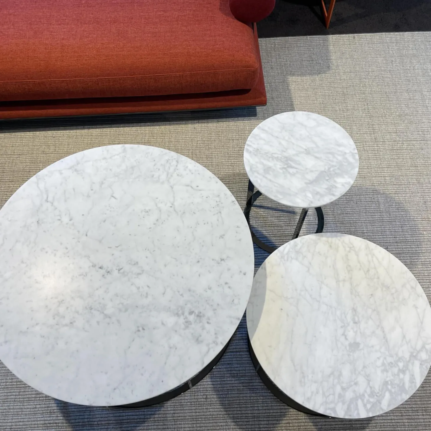 Beistelltisch Mera Durchmesser 39cm Marmor Weiß Gestell Schwarz Verchromt