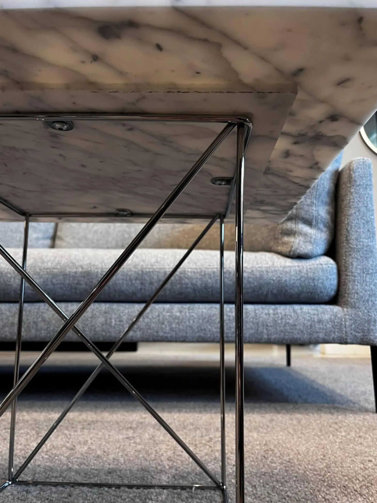 Beistelltisch Pilotis T 7750 Tischplatte S02 Marmor Arabescato Corchia Weiß Grau Geschliffen Gestell Metall Chrom