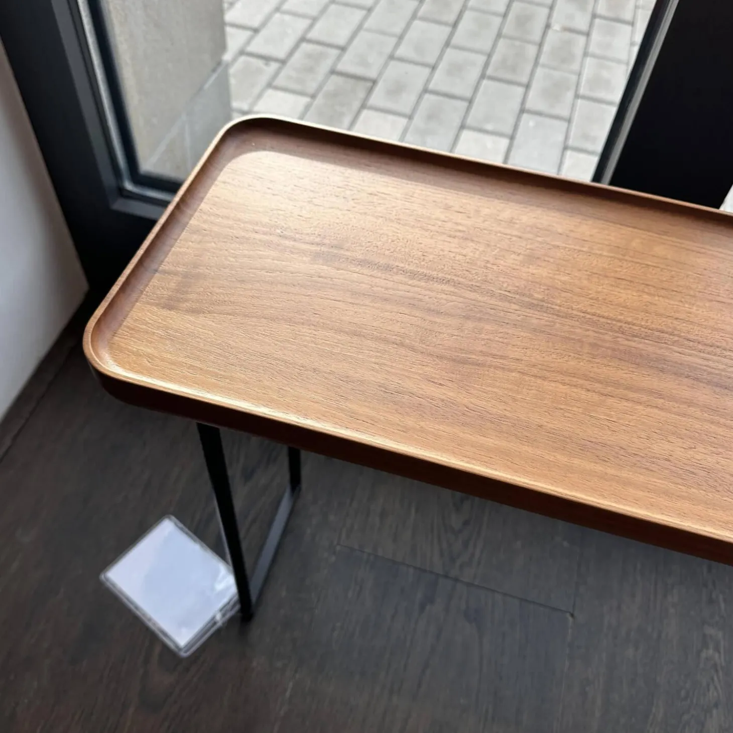 Beistelltisch Torei Platte Amerikanischer Nussbaum Gestell Metall Schwarz Matt Lackiert