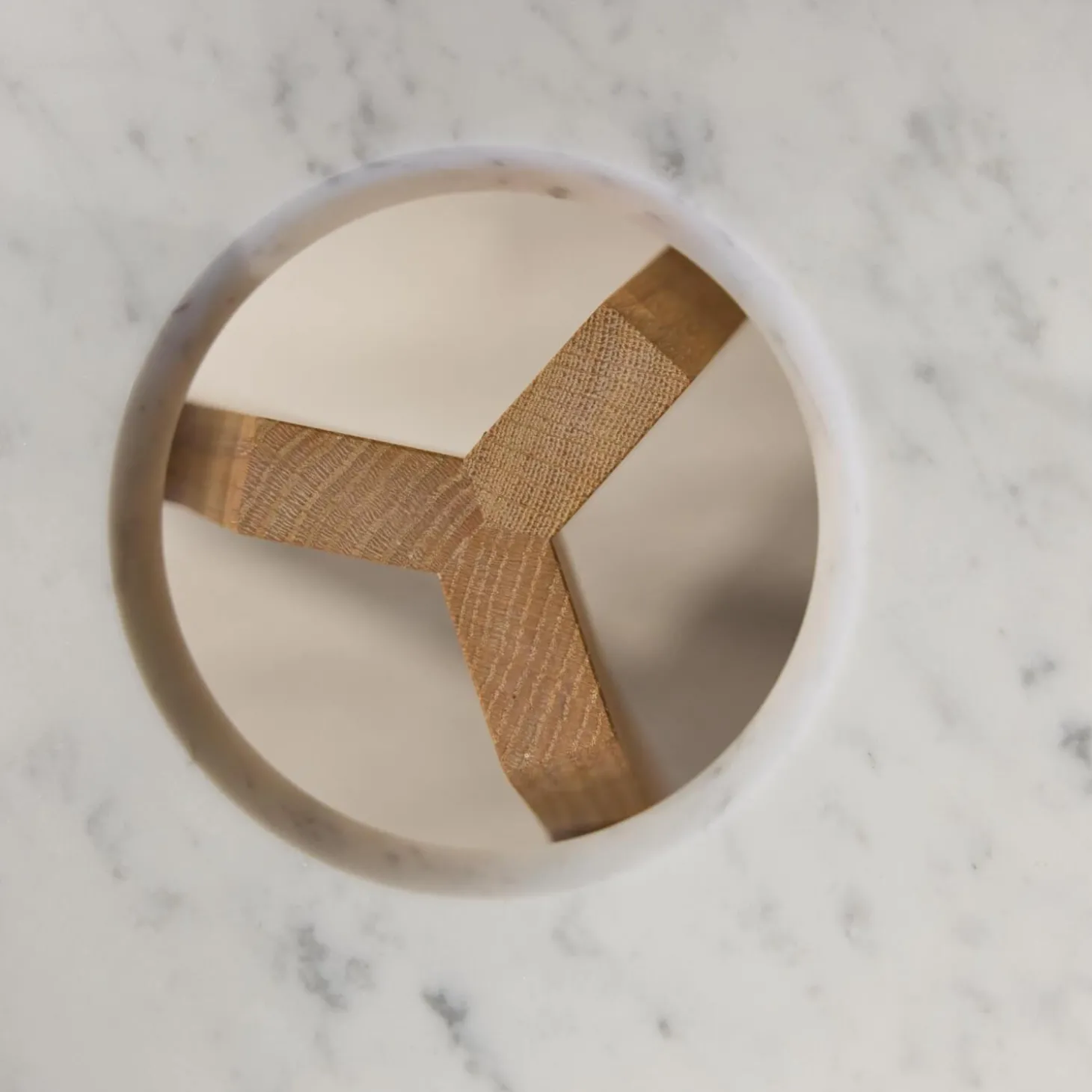 Beistelltisch Treeo Platte Carrara-C-Marmor Gestell Eiche Weißöl