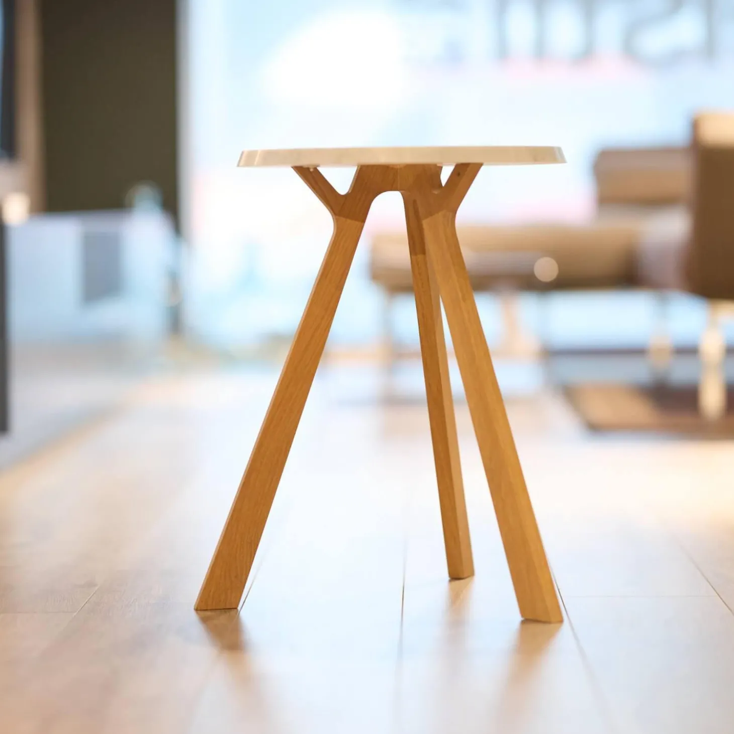 Beistelltisch Treeo Platte Carrara-C-Marmor Gestell Eiche Weißöl