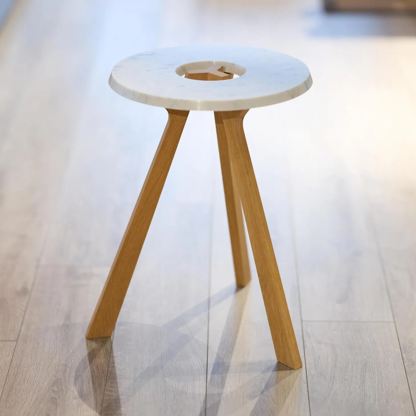 Beistelltisch Treeo Platte Carrara-C-Marmor Gestell Eiche Weißöl