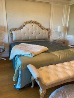 Bett 1996 Finish Ceruse Und Gold Stoff Monte Bianco Silber Weiß Gestell Massivholz Mit Fußbank Und 2 Nachtkommoden Ohne Matratze