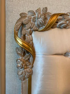 Bett 1996 Finish Ceruse Und Gold Stoff Monte Bianco Silber Weiß Gestell Massivholz Mit Fußbank Und 2 Nachtkommoden Ohne Matratze