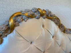 Bett 1996 Finish Ceruse Und Gold Stoff Monte Bianco Silber Weiß Gestell Massivholz Mit Fußbank Und 2 Nachtkommoden Ohne Matratze