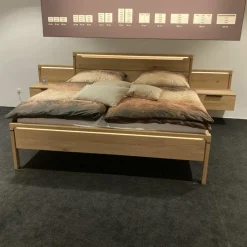 Bett Anconia Eiche Natur Massiv Mit 2 Hängekonsolen Mit Aufsatzpanleele Eiche Natur Massiv Griffe Eiche Natur Anthrazit Inklusive Beleuchtung Ohne Lattenrost Ohne Matratze