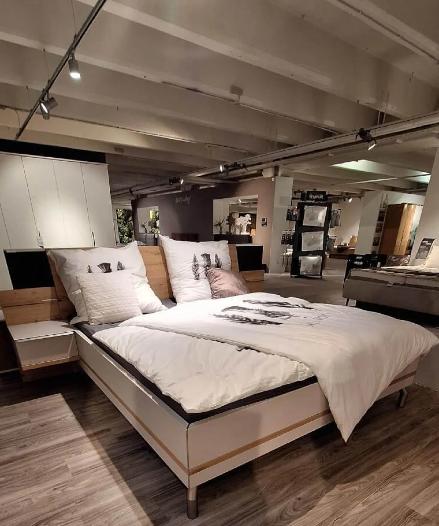 Bett Concept me Artisan Eiche Nachbildung mit 2 Nachtischen ohne Lattenrost ohne Matratzen
