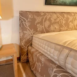 Bett Firenze Bezug Stoff Romo Madigan Chinchilla Grau Zylinderfüße Lack Schwarz Ohne Matratze Und Lattenrost