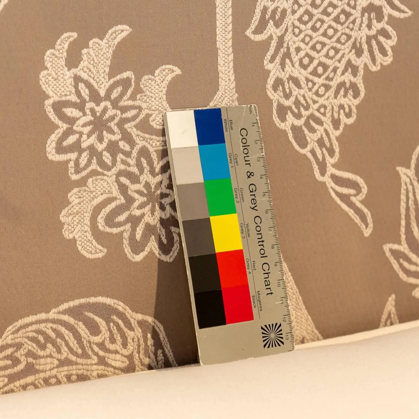 Bett Firenze Bezug Stoff Romo Madigan Chinchilla Grau Zylinderfüße Lack Schwarz Ohne Matratze Und Lattenrost