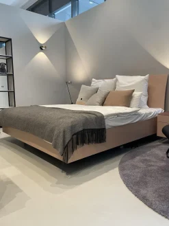 Bett Izzy Schwebend Lack Matt Rosenquarz mit Liegesystem und Nachtkästchen