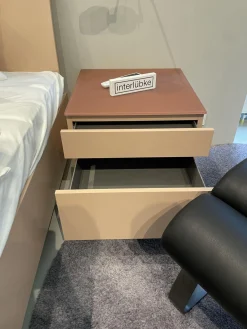 Bett Izzy Schwebend Lack Matt Rosenquarz mit Liegesystem und Nachtkästchen