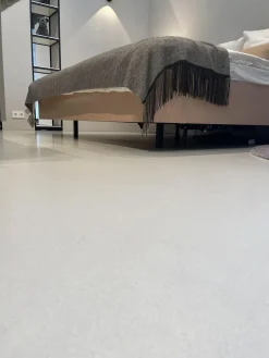 Bett Izzy Schwebend Lack Matt Rosenquarz mit Liegesystem und Nachtkästchen