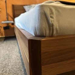 Bett Light Nussbaum Kopfhaupt ohne Matratzen ohne Lattenrost mit 2 Konsolen (Selbstabholung)