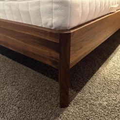 Bett Light Nussbaum Kopfhaupt ohne Matratzen ohne Lattenrost mit 2 Konsolen (Selbstabholung)