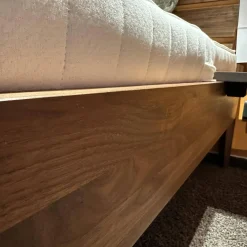Bett Light Nussbaum Kopfhaupt ohne Matratzen ohne Lattenrost mit 2 Konsolen (Selbstabholung)