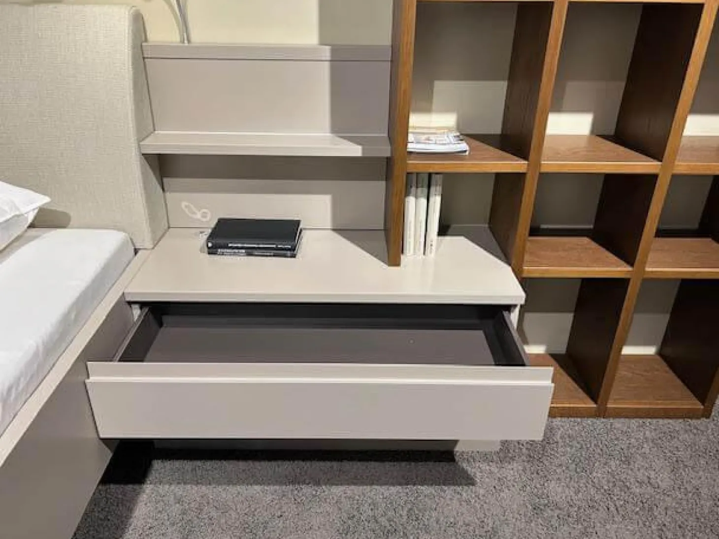 Bett mit Anbauregal Skara Schlafen Lack Cashmere (R4)