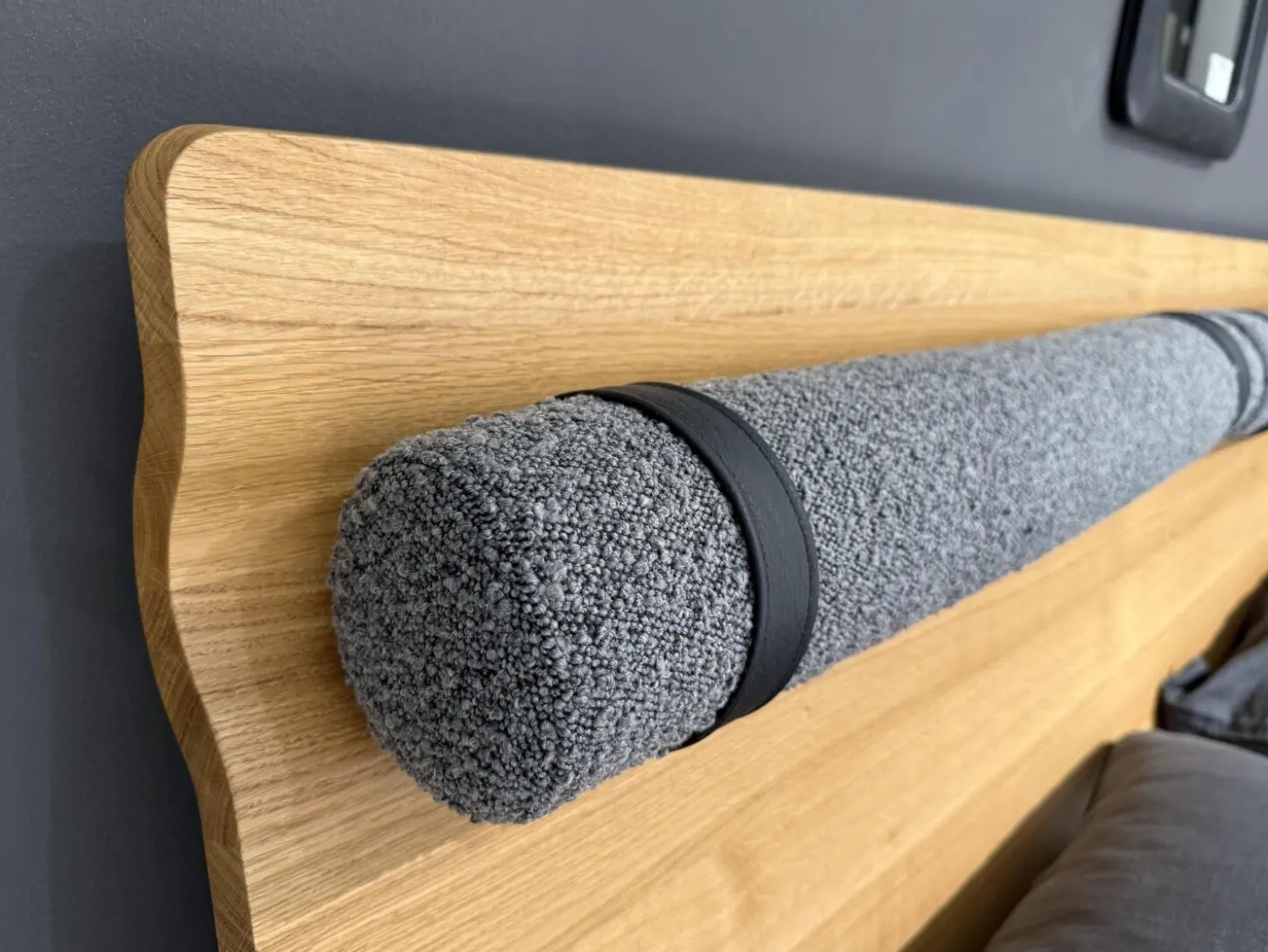 Bett Nesuto Mit Beistelltisch Loup Und Nachtschrank Nesuto Eiche Geölt Und Gewachst Mit Nackenrolle Ohne Matratze Und Lattenrost