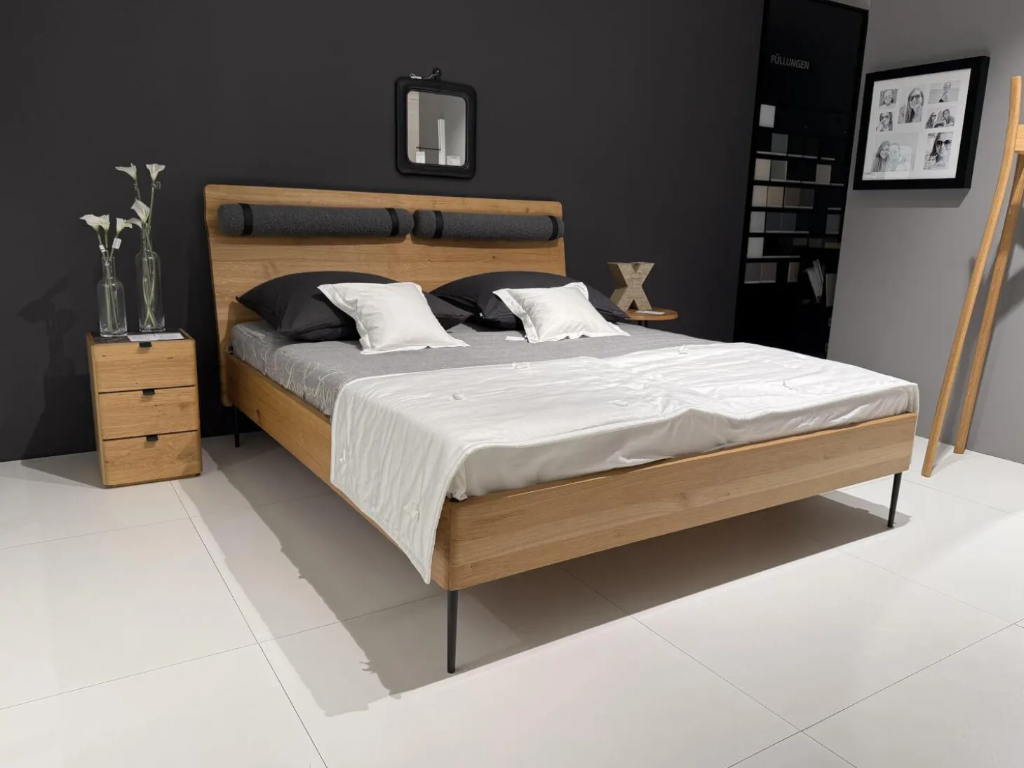 Bett Nesuto Mit Beistelltisch Loup Und Nachtschrank Nesuto Eiche Geölt Und Gewachst Mit Nackenrolle Ohne Matratze Und Lattenrost