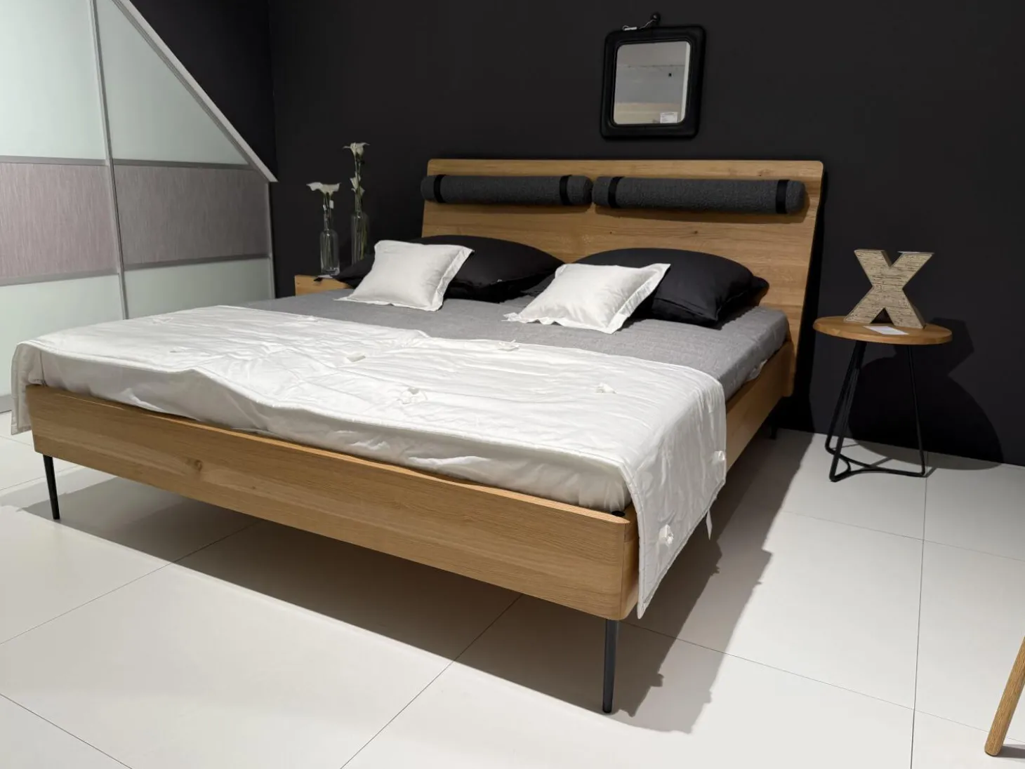 Bett Nesuto Mit Beistelltisch Loup Und Nachtschrank Nesuto Eiche Geölt Und Gewachst Mit Nackenrolle Ohne Matratze Und Lattenrost