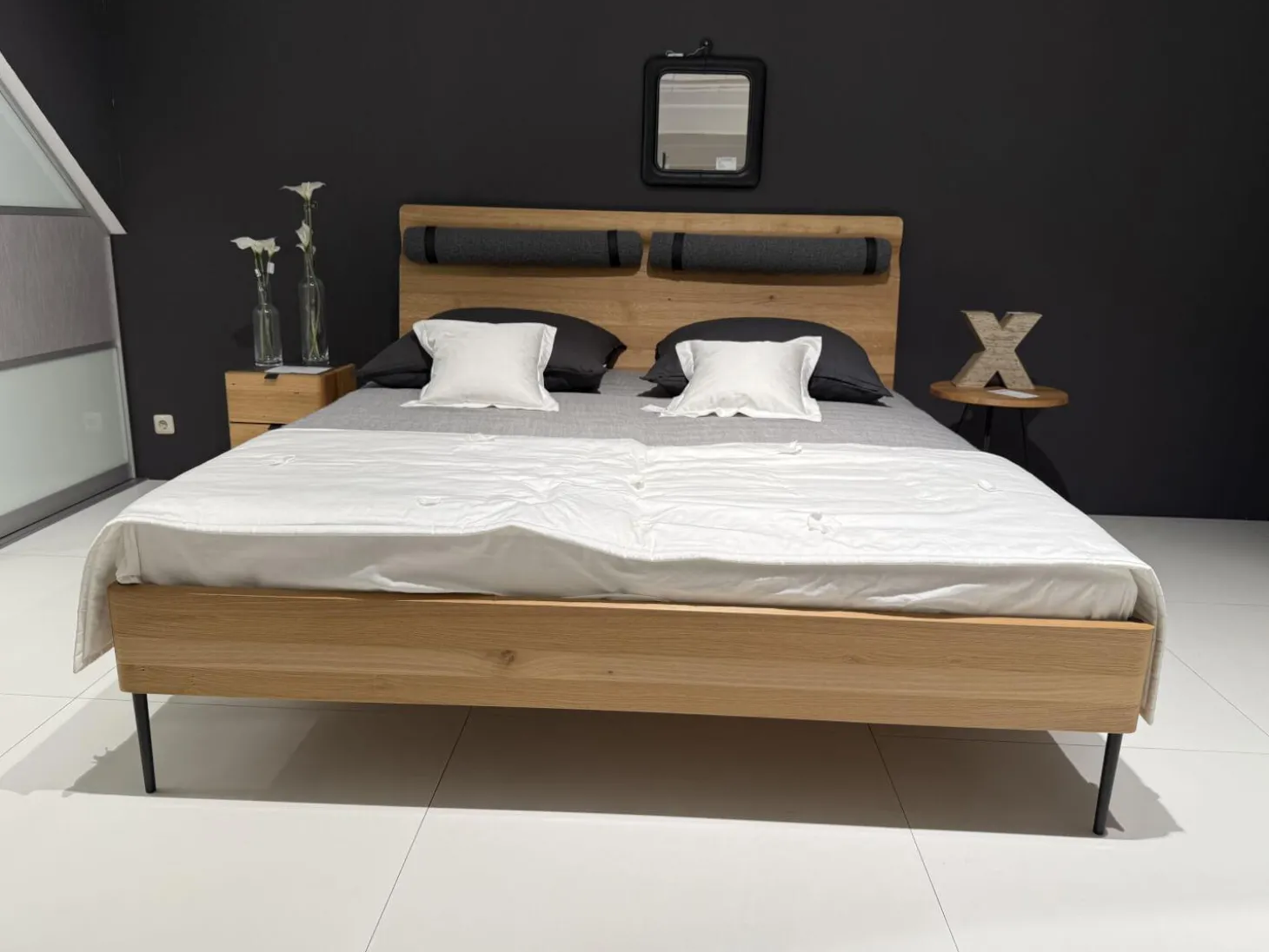 Bett Nesuto Mit Beistelltisch Loup Und Nachtschrank Nesuto Eiche Geölt Und Gewachst Mit Nackenrolle Ohne Matratze Und Lattenrost