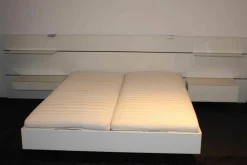 Bett Nocto Plus Lack Kristallweiß M02 mit Matratzen und Rückwandpaneele