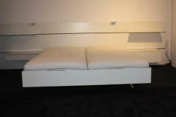 Bett Nocto Plus Lack Kristallweiß M02 mit Matratzen und Rückwandpaneele