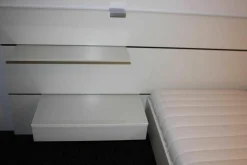 Bett Nocto Plus Lack Kristallweiß M02 mit Matratzen und Rückwandpaneele