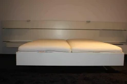 Bett Nocto Plus Lack Kristallweiß M02 mit Matratzen und Rückwandpaneele