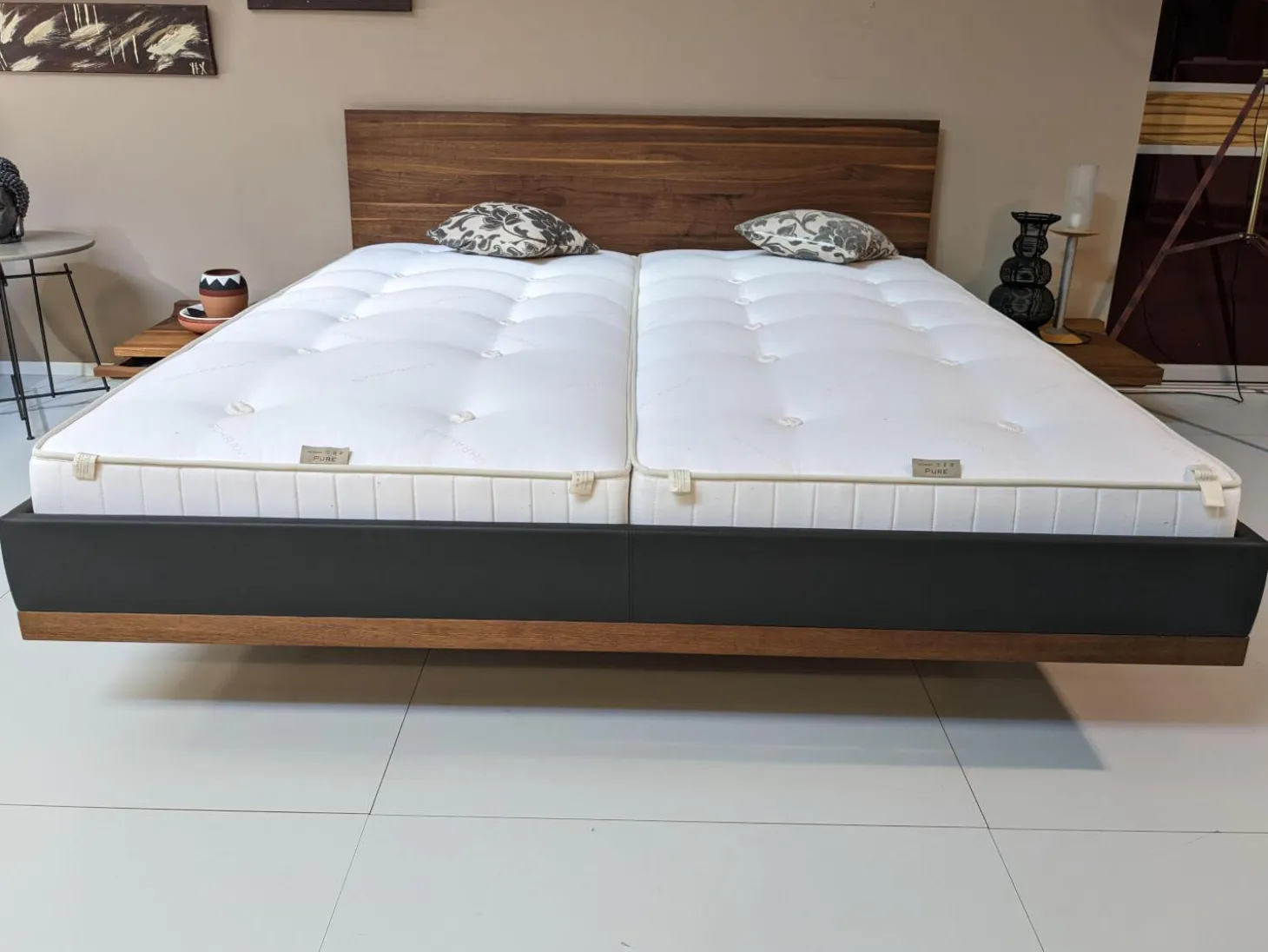 Bett Riletto Massivholz Nussbaum Lederbettseiten L7 Anthrazit Mit 2 Konsolen Ohne Matratze Und Lattenrost